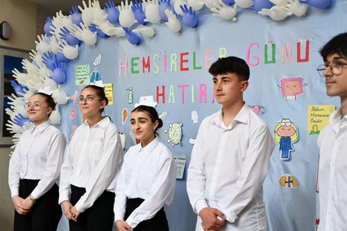 Kaymakamımız Sayın Betül BÜYÜKKILIÇ, Şehit Savaş Gedik Mesleki ve Teknik Anadolu Lisesinde Hemşireler Günü Dolayısıyla Düzenlenen Sergiye Katıldı. 