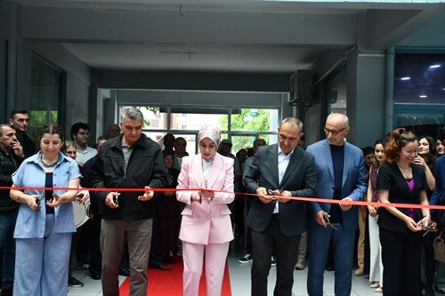 Kaymakamımız Sayın Betül BÜYÜKKILIÇ, Öğretmenlerimizin Emeğiyle Hazırlanan "Dersimiz Sanat" İsimli Resim Sergisine Katıldı.