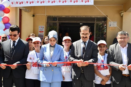 Kaymakamımız Sayın Betül BÜYÜKKILIÇ, İlçemiz Düzköy Ortaokulunda Öğrencilerimizin Hazırladığı  "4006 TÜBİTAK Bilim Fuarı"na Katıldı.